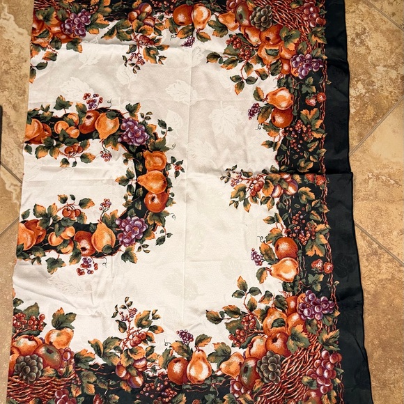 Thanksgiving Tablecloths Set of 2 - Picture 11 of 14